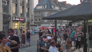 Une foule de gens au centre ville d'Évreux pour la fêtes musique.