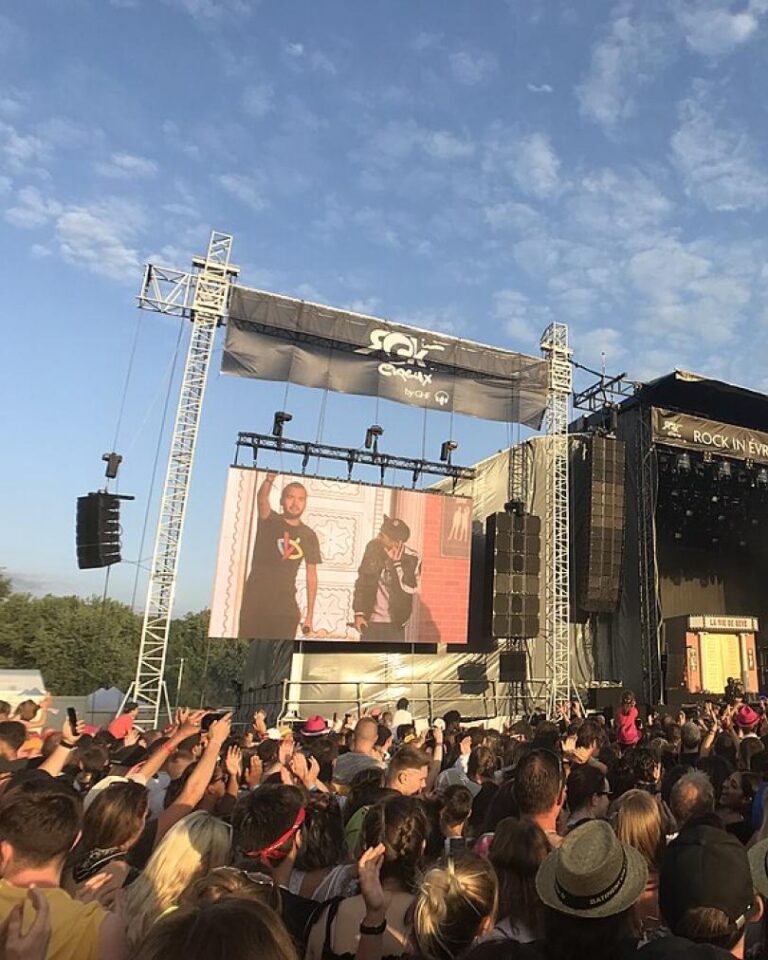 Spectacle Rock In Évreux, une foule de monde devant Bigflo et Oli